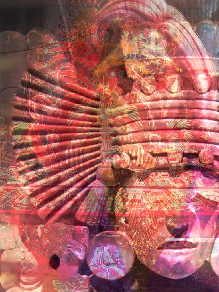 Der Regengott Tlaloc im Vordergrund, aber wer befindet sich da im Hintergrund mit einer auffallenden Brille?